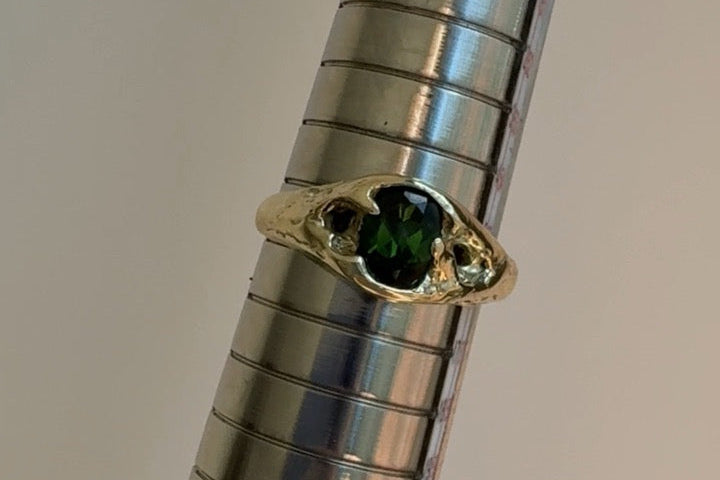 A flow, coral style golden ring with a tourmaline stone hand crafted by Palla Studio. 